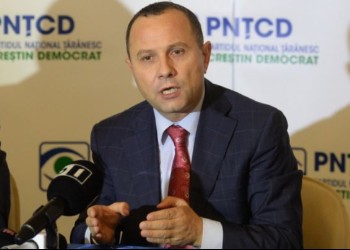 În sfârșit, un grup de țărăniști autentici încearcă să-l alunge pe Aurelian Pavelescu, brelocul PSD, de la conducerea PNȚCD. Proiectul PNȚ Maniu-Mihalache (PNȚMM)