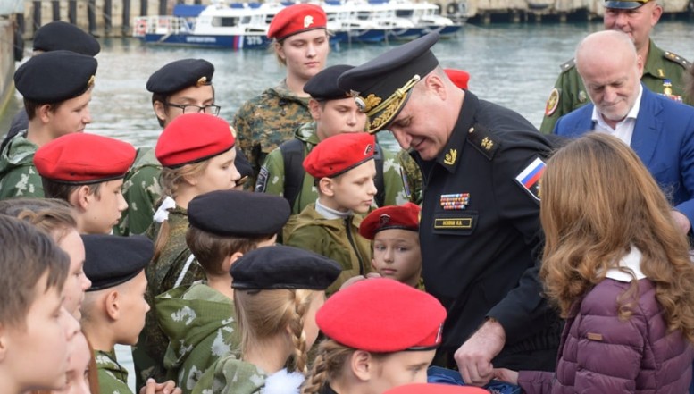 De 10 ani, rusia militarizează și rusifică elevii ucraineni din regiunile ocupate temporar. Materiile introduse de autoritățile ruse. Lupta kremlinului cu însăși identitatea ucraineană. Manualele de "istorie" în care Ucraina nu este nici măcar menționată. Deportarea elevilor în rusia și Crimeea cu scopul reeducării acestora sub pretextul "reabilitării" / Anna Neplii
