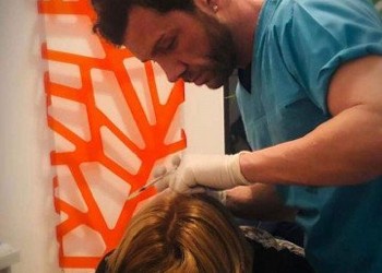 „Chirurgul” cu opt clase are DIPLOMĂ de medic eliberată de o facultate din Priștina. Doctor escroc afirmă răspicat: „Pot să mă numesc medic”
