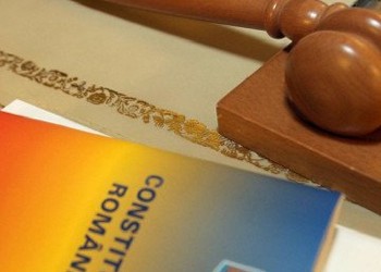 Un expert în drept constituțional propune sporirea puterii președintelui României: "În clipele în care Parlamentul se prostituează politic, să dizolve Parlamentul sau cel puțin camera inferioară"