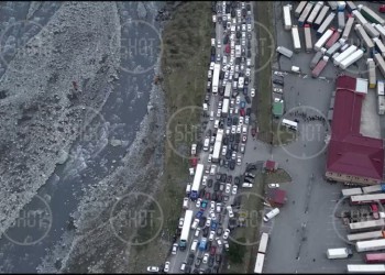 Zeci de mii de bărbați ruși se căznesc să fugă în Georgia, țară pe care Rusia a invadat-o în 2008, săvârșind genocid. Cu toții poartă răspunderea morală pentru crimele comise de Rusia în Ucraina, R.Moldova, Georgia, Caucaz, Siria și prin alte părți ale planetei. Fie au votat putinismul ani în șir, fie au tăcut în fața gropilor comune