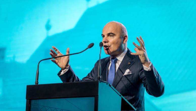 Scriitorul Cristian Teodorescu: După ce a fost vârât până în gât în susținerea lui Călin Georgescu pe banii PNL, Rareș Bogdan pare că-și îndreaptă oferta politică spre așa-zișii suveraniști / Colaborarea cu propagandista Anca Alexandrescu