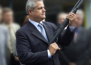 Tupeu de PUȘCĂRIAȘ: Adrian Năstase INSULTĂ protestatarii #Rezist și ironizează discursul lui Juncker! LISTA lui Dughin EXCLUSIV 