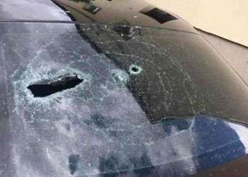 Pandemia Covid-19: Jandarmii, ATACAȚI cu răngi, bâte și pietre de romi! Un jandarm rănit, în timp ce mașina a fost vandalizată